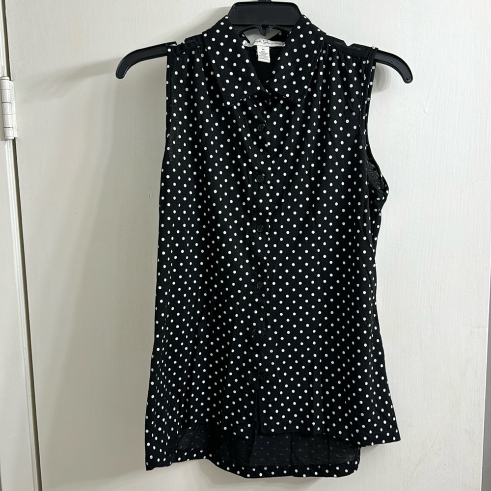Sleeveless polka dot collared top